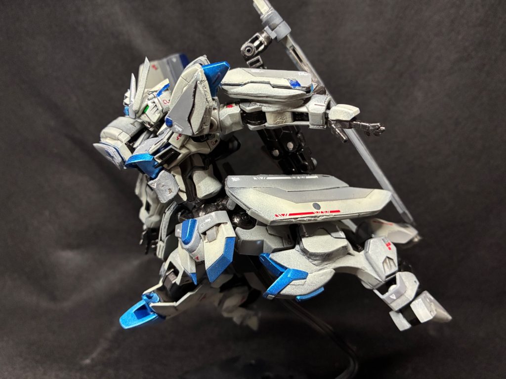 GNC-02-MS ガンダムグラディウスとある宇宙開発企業が極秘裏に開発した機体。現代最高とも言えるほど高い機動力と、接近戦を主とした戦闘スタイルを有する。謎のシステムが組み込まれていると言われているが、詳細はごく一部の者にしか知られていない。
