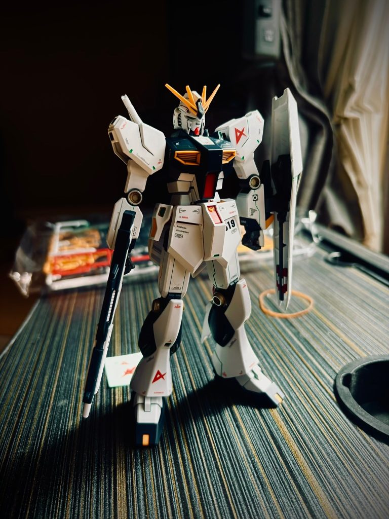 サイコフレーム意識で墨入れはグリーンにしてみました。しかしEGニューガンダム良い出来ですねー。とくに顔がイケメンすぎる！