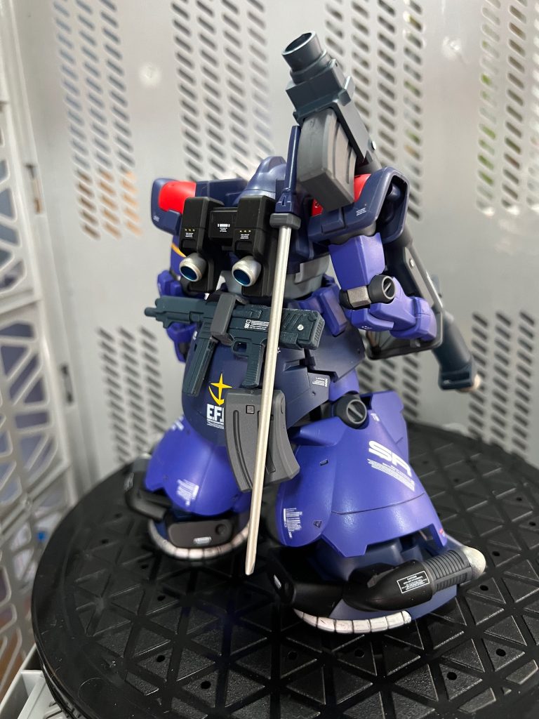 後ろ転がってた90㎜マシンガンだと腰にハマらないのでちょい加工して背負わせました。
