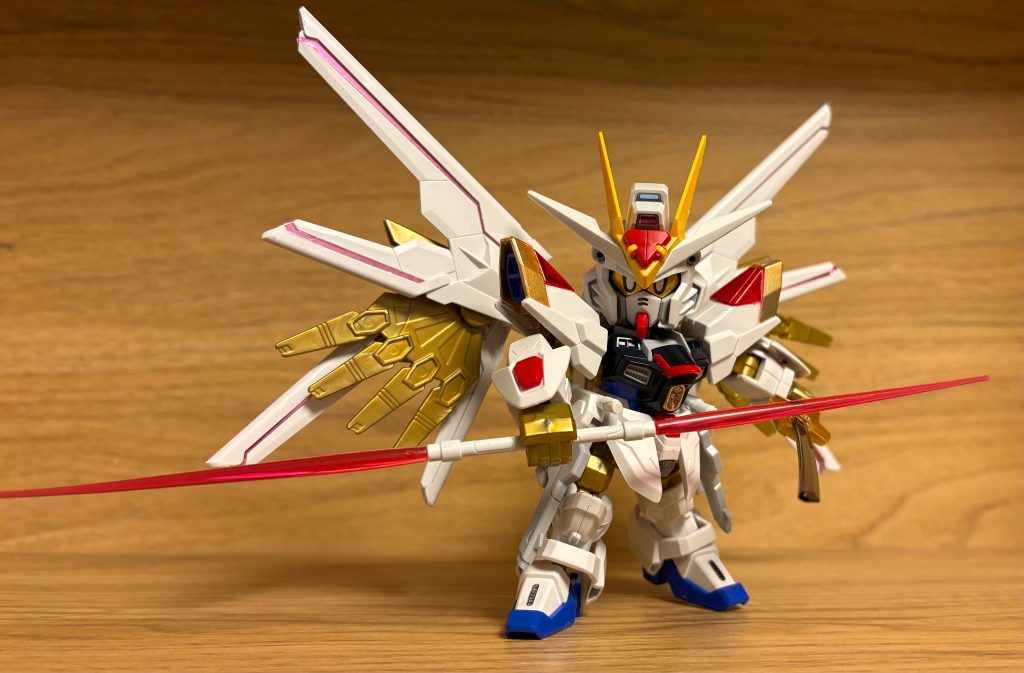 ポーズは皆んな色々やってますが、僕はシンプルで行きます。塗装について。ショルダーはグレーより、イエローゴールドにしました。何故かメタリックレッドはあまり綺麗に塗装出来なかったけど、まぁまぁかな。