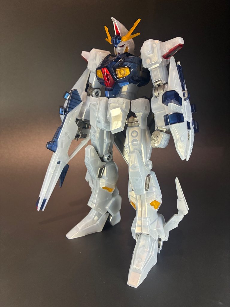 中の人ことオデュッセウスガンダム&nbsp;正面。クリアver.を活かす都合上合わせ目消しが基本的に出来ないんですが、何とかならないかと瞬着で合わせ目を接着して表面処理しています。パーツの中に合わせ目は残りますが、表面は均一に光を反射してくれました。