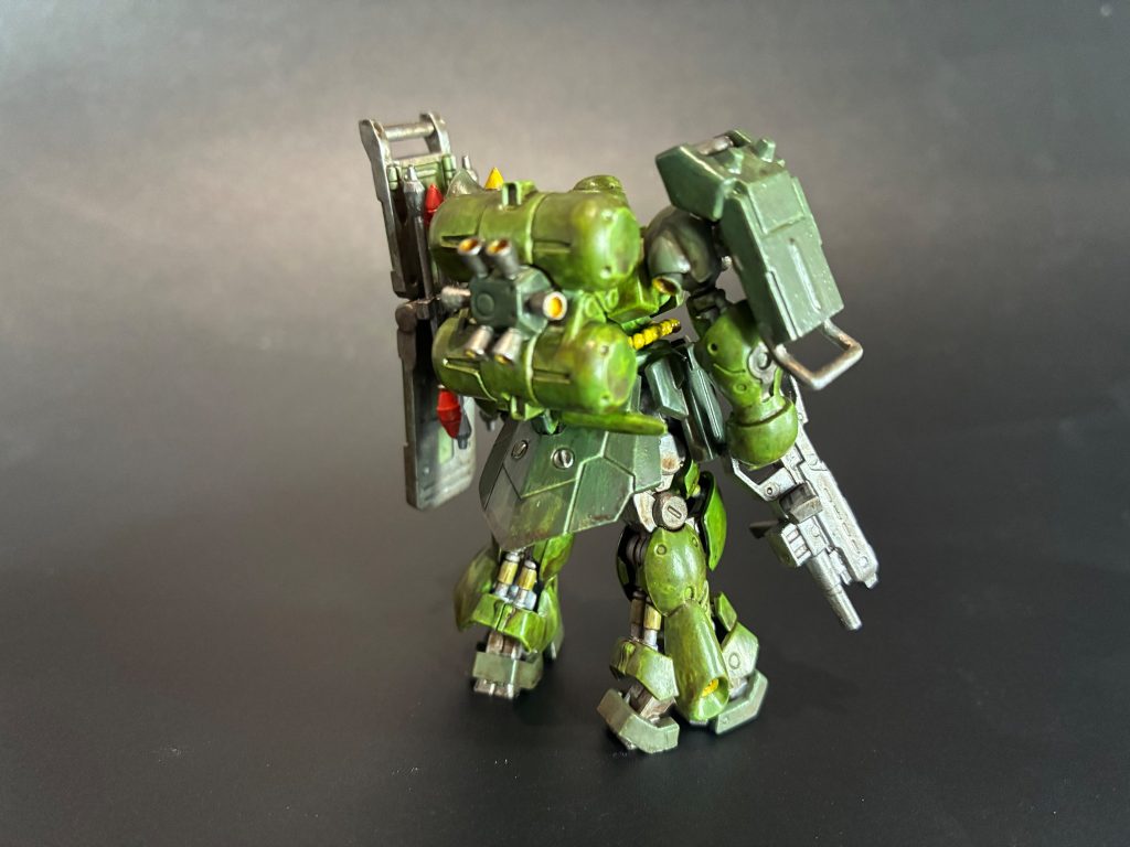 背面。内部フレームはシャインシルバーとダークシルバーの塗り分け。部分的にイエローを薄く塗ってゴールドにしています。