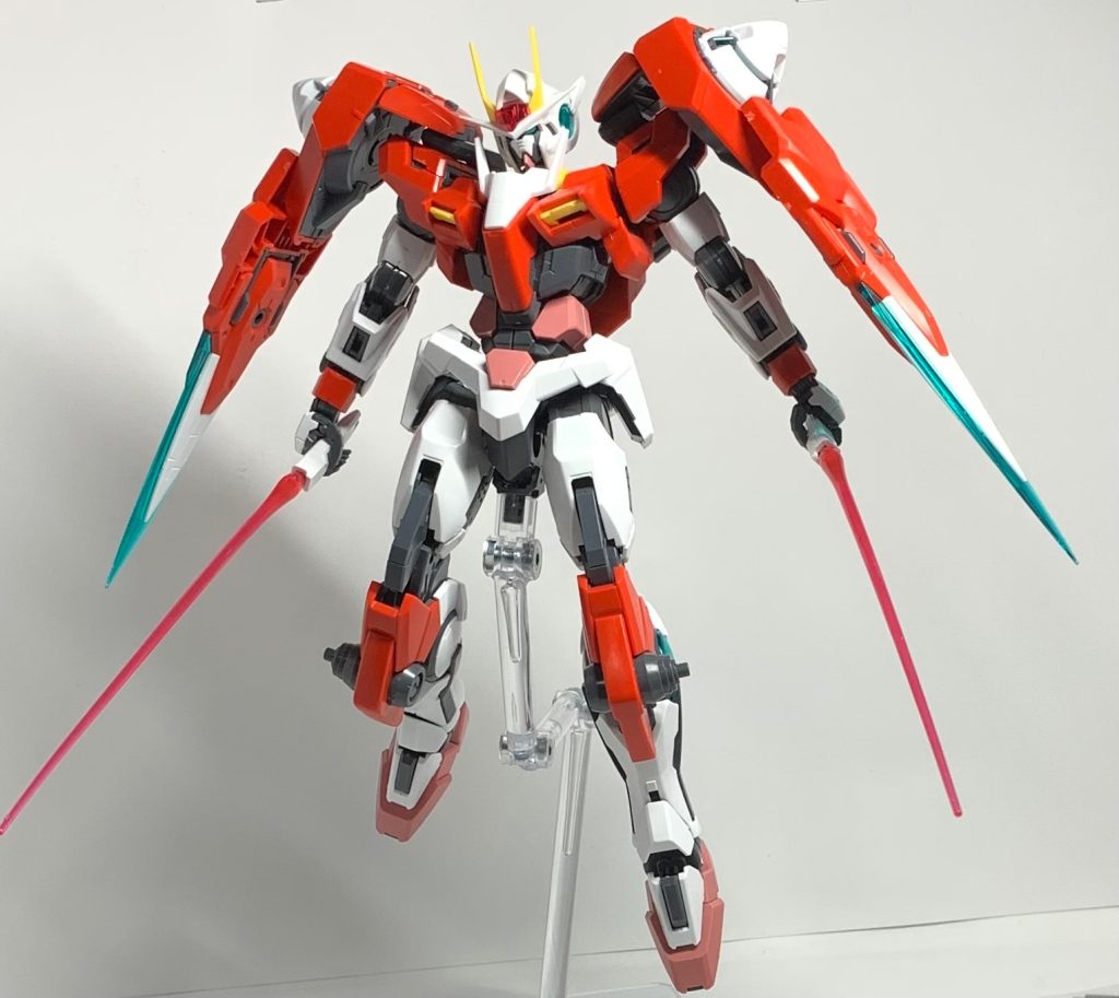 GNカタールは素体のダブルオーガンダムと同様に「GNドライヴ」部分に取り付けることができます。「TRAMS-AM-System」発動時のガンダムエクシアオマージュで