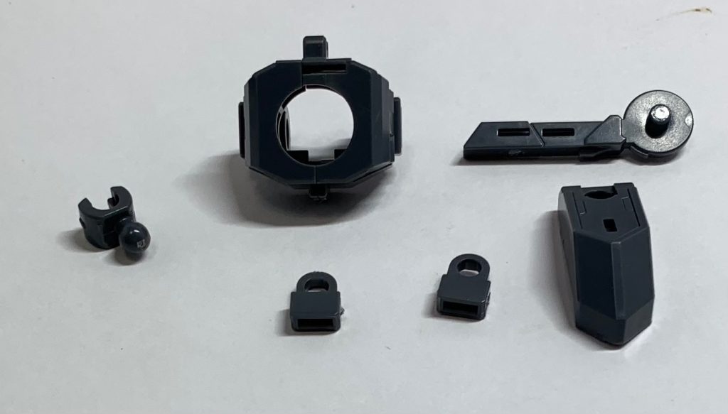 最後に余剰パーツ等で。基本的に先に発売されました「MG ダブルオーガンダムセブンソード/G」のカラバリキットになりますね〜、なので色以外はすべて一緒になります。青から赤に変わったことでかなり印象が違いますし、オリジナルギミックもあって楽しめるキットです！なお、部分的に右手が「GNソードⅡブラスター」の重さに耐えられずに落ちやすくなっているので関節部分等の調整は必須ですね。※別売りのLEDライトユニット(緑)を使用すれば最大4四つ(頭部・GNドライヴ×2・GNバスターソードⅡを)光らせることができます。＊＊＊ビルドダイバーズ二次小説「陰キャアイドルはGBN〈惑星〉を救いたい。」こちらのつぶやきによる【試し読み】またはpixivにて更新中です〜！◇◇◇またハーメルン版「陰キャだけどアイドルはじめてGBN〈惑星〉を救う話。」も同様に更新中です〜！二次創作にご興味のある方はぜひ〜！&nbsp;