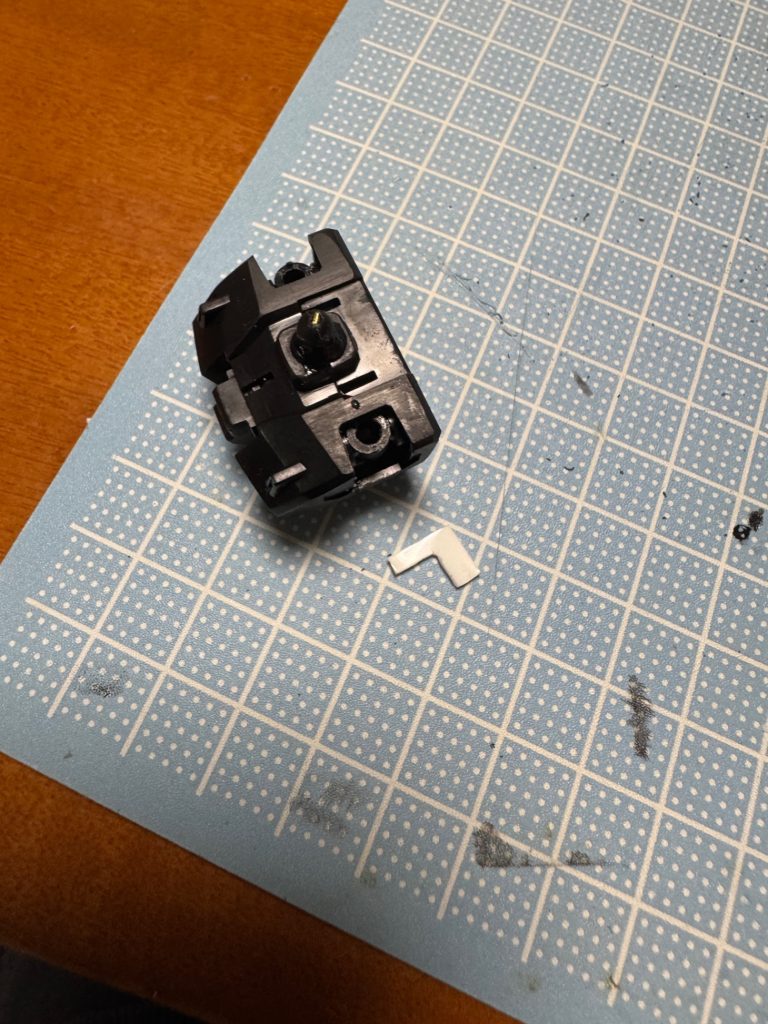 肩のダクトは他からパーツを取ってくるのは難しいのでプラ板工作です。ダクト部は「M.S.Gのプラユニット　P-104 ダクトノズル」です。