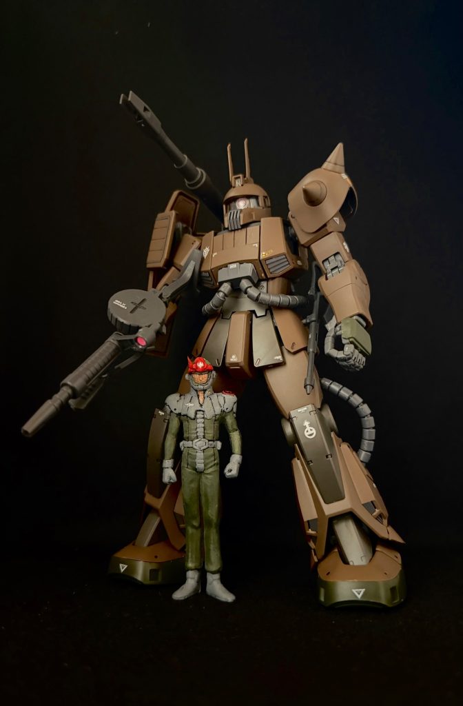 後に小隊員となるゲイリー少尉とアダムスキー少尉はヘルメットの形状やカラーが異なっていることからそれぞれ別の部隊から集結したかと考えます。ジオンの脇役キャラの機体は登場が少ないからこそ想像が膨らむので作っていて楽しいです。