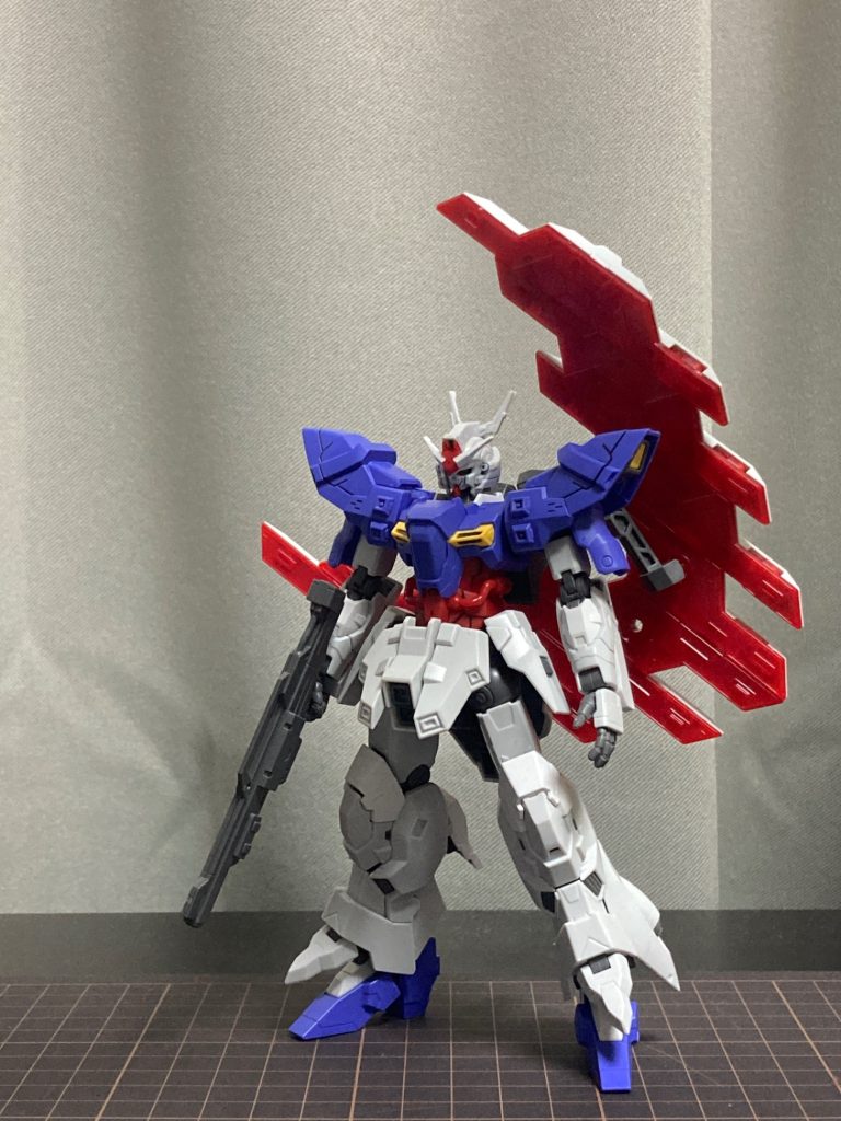 ここから制作過程です。ムーンガンダムのパチ組み状態です。一目惚れして衝動買いしたのですが、ちょっと頭が小さいと感じました。