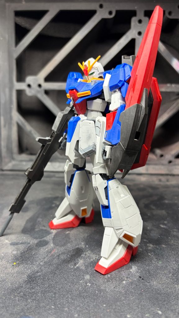 プロポーションの変更点としては、首と腰で1mm、フロントアーマーを2mm延長しています。頭部後方、腰部アーマー裏にプラ板でディティールアップパーツを作成、胸部にはセンサーを増設しました。