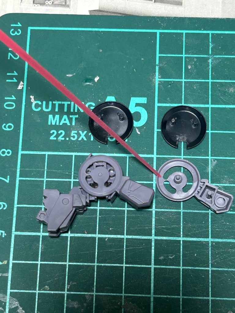 ドラムフレームの改造。簡単！外装の下側のピンを切除、フレームの、ビームサーベルが指してる箇所をピンバイスなどで切り欠くと、ちゃんと下まで回ります。（多分そのつもりだったけど強度優先してこうなったのかな？）