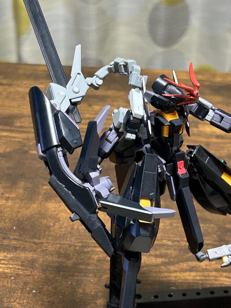 キットのパーツはなるべく無加工そのままです。サイコブレードだけ好みでちょい加工&塗装。肘の見えないところをちょっと削って改造。後述のドラムフレーム。ぐらいかな？