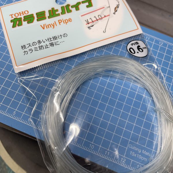 今回、新しい素材を入手しました。シリコンっぽい柔らかいチューブです。可動軸をプラ棒や金属棒で作るとき、開けた穴がキツかったり緩かったりとシビアになります。ポリパーツを加工して作っても柔らかい素材をちょうどいいサイズにカットするのも難しい。で、これははじめからちょうどいいサイズの穴が開いてるので、加工が簡単ですみます。内径が0.6mm、外径1.2mmなので厚みは0.3mm。0.8mmの金属棒が程よい抵抗で入ります。そうすれば外径が1.4mm、穴は少し小さく1.3mmにすれば保持力がしっかりとあるポリパーツの代わりとなります。ラインナップは0.6、0.8、1.0、1.5、2.0mmがあります。（2枚目）