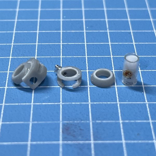 マッドさんからリクエストがありましたので、肩パーツの説明です。①2.0mmプラ棒にコピー用紙(0.06mmくらい)を半周分ほどくるんで肉厚。内径2.0mmの例のチューブを被せる。中心に胴体への1.2mm接続軸の穴あけ。※コピー用紙でキツさ調整。②内径2.7外径4.5mmの肉厚プラパイプから1mm×2、2mm×1つくる。③②の2mmのパイプに、二の腕への接続軸(1.2mmパイプの中に0.8mm棒を長めに挿して)を接着。可動範囲として胴体接続軸と干渉する部分をカット。④①に②の1mm、③、②の1mmの順に通す。⑤内径4.2外径6.0mmの肉厚プラパイプから2.5mmの半円をつくる。④のセンター位置に1mmのひとつへ接着。⑥⑤の胴体に接続する面を削り、①へ1.2mm接続軸を挿す。肩パーツの完成です👍（2枚目）