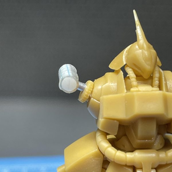 マッドさんからリクエストがありましたので、肩パーツの説明です。①2.0mmプラ棒にコピー用紙(0.06mmくらい)を半周分ほどくるんで肉厚。内径2.0mmの例のチューブを被せる。中心に胴体への1.2mm接続軸の穴あけ。※コピー用紙でキツさ調整。②内径2.7外径4.5mmの肉厚プラパイプから1mm×2、2mm×1つくる。③②の2mmのパイプに、二の腕への接続軸(1.2mmパイプの中に0.8mm棒を長めに挿して)を接着。可動範囲として胴体接続軸と干渉する部分をカット。④①に②の1mm、③、②の1mmの順に通す。⑤内径4.2外径6.0mmの肉厚プラパイプから2.5mmの半円をつくる。④のセンター位置に1mmのひとつへ接着。⑥⑤の胴体に接続する面を削り、①へ1.2mm接続軸を挿す。肩パーツの完成です👍（3枚目）