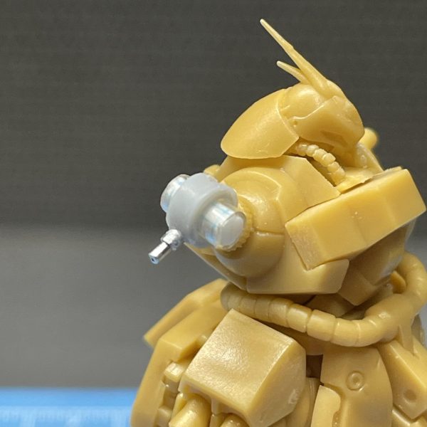 マッドさんからリクエストがありましたので、肩パーツの説明です。①2.0mmプラ棒にコピー用紙(0.06mmくらい)を半周分ほどくるんで肉厚。内径2.0mmの例のチューブを被せる。中心に胴体への1.2mm接続軸の穴あけ。※コピー用紙でキツさ調整。②内径2.7外径4.5mmの肉厚プラパイプから1mm×2、2mm×1つくる。③②の2mmのパイプに、二の腕への接続軸(1.2mmパイプの中に0.8mm棒を長めに挿して)を接着。可動範囲として胴体接続軸と干渉する部分をカット。④①に②の1mm、③、②の1mmの順に通す。⑤内径4.2外径6.0mmの肉厚プラパイプから2.5mmの半円をつくる。④のセンター位置に1mmのひとつへ接着。⑥⑤の胴体に接続する面を削り、①へ1.2mm接続軸を挿す。肩パーツの完成です👍（4枚目）