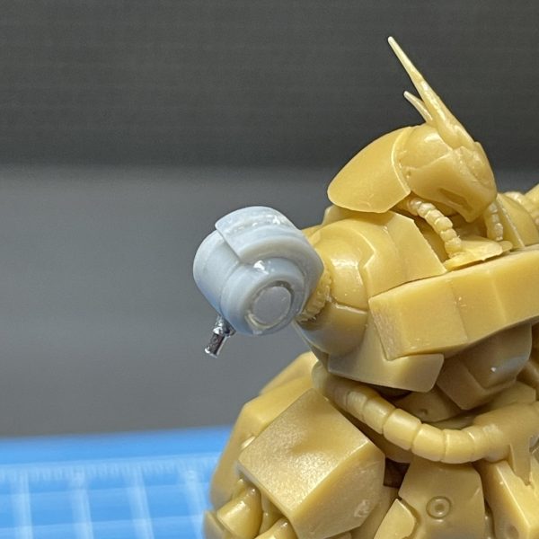 マッドさんからリクエストがありましたので、肩パーツの説明です。①2.0mmプラ棒にコピー用紙(0.06mmくらい)を半周分ほどくるんで肉厚。内径2.0mmの例のチューブを被せる。中心に胴体への1.2mm接続軸の穴あけ。※コピー用紙でキツさ調整。②内径2.7外径4.5mmの肉厚プラパイプから1mm×2、2mm×1つくる。③②の2mmのパイプに、二の腕への接続軸(1.2mmパイプの中に0.8mm棒を長めに挿して)を接着。可動範囲として胴体接続軸と干渉する部分をカット。④①に②の1mm、③、②の1mmの順に通す。⑤内径4.2外径6.0mmの肉厚プラパイプから2.5mmの半円をつくる。④のセンター位置に1mmのひとつへ接着。⑥⑤の胴体に接続する面を削り、①へ1.2mm接続軸を挿す。肩パーツの完成です👍（6枚目）