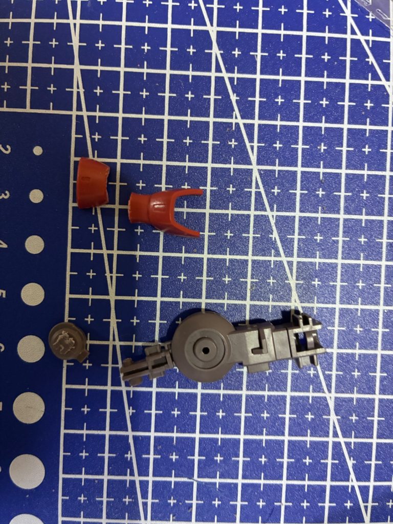 脚の部分の後ハメ加工です。パーツを切り出して接着し、分割の部分を変更しました。