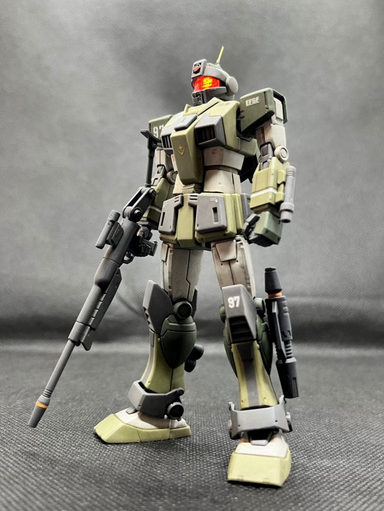 ガンダムより性能が劣るジムを、エースパイロットの要望により、カスタマイズ(チューンナップ)した機体。ジムのスナイパーカスタムです。そのままでもカッコいいのですが、腕・もも・お腹の色を白系(タミヤ インシグニアホワイト)で、足首の装甲をグレーで塗装。胴体(下の部分)をオリジン ガンダムと交換。こっちの方が少し細身なので。さらに2mmほど延長。&nbsp;