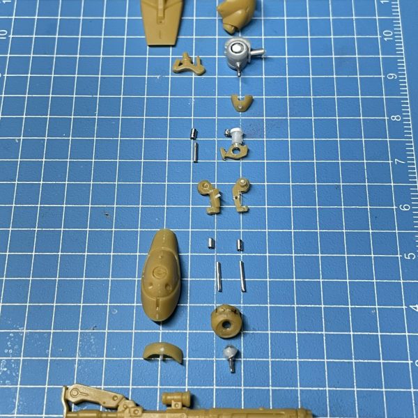 腕×4本の改造は終わり。前回、量産を考えながら試行錯誤で1本目を作ったときに、パイプ等の追加パーツは(紛失も考慮して)6本分作ってました。あとは、必要な加工くらいでチョチョイと思ってましたが、そううまくはいきませんでした💦穴あけ位置や接着角度とか、揃えるのにかなり難儀しました。まー、ズレてますが…😅でも、キットとの差が出ないよう、なんとか近づいてるとは思います。二の腕が若干長く太くなったかと。よりムキムキ感が出たかも。参考に、パーツごとにバラしてみました。(前回投稿した肩は組んだままです)(4枚目)