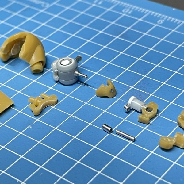 腕×4本の改造は終わり。前回、量産を考えながら試行錯誤で1本目を作ったときに、パイプ等の追加パーツは(紛失も考慮して)6本分作ってました。あとは、必要な加工くらいでチョチョイと思ってましたが、そううまくはいきませんでした💦穴あけ位置や接着角度とか、揃えるのにかなり難儀しました。まー、ズレてますが…😅でも、キットとの差が出ないよう、なんとか近づいてるとは思います。二の腕が若干長く太くなったかと。よりムキムキ感が出たかも。参考に、パーツごとにバラしてみました。(前回投稿した肩は組んだままです)(5枚目)