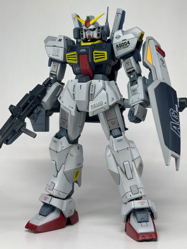 娘から誕生日プレゼントで貰った HG。普段 HGは素組、トップコートのみなのですが、せっかくなので真剣に作ってみました。小さいので、粗が出ますね…