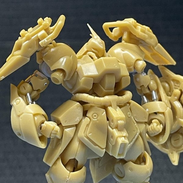 腕×4本の改造は終わり。前回、量産を考えながら試行錯誤で1本目を作ったときに、パイプ等の追加パーツは(紛失も考慮して)6本分作ってました。あとは、必要な加工くらいでチョチョイと思ってましたが、そううまくはいきませんでした💦穴あけ位置や接着角度とか、揃えるのにかなり難儀しました。まー、ズレてますが…😅でも、キットとの差が出ないよう、なんとか近づいてるとは思います。二の腕が若干長く太くなったかと。よりムキムキ感が出たかも。参考に、パーツごとにバラしてみました。(前回投稿した肩は組んだままです)(2枚目)