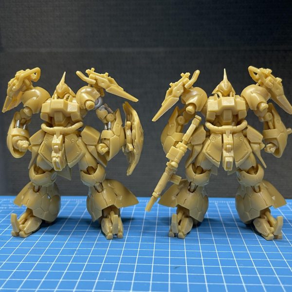 腕×4本の改造は終わり。前回、量産を考えながら試行錯誤で1本目を作ったときに、パイプ等の追加パーツは(紛失も考慮して)6本分作ってました。あとは、必要な加工くらいでチョチョイと思ってましたが、そううまくはいきませんでした💦穴あけ位置や接着角度とか、揃えるのにかなり難儀しました。まー、ズレてますが…😅でも、キットとの差が出ないよう、なんとか近づいてるとは思います。二の腕が若干長く太くなったかと。よりムキムキ感が出たかも。参考に、パーツごとにバラしてみました。(前回投稿した肩は組んだままです)(3枚目)