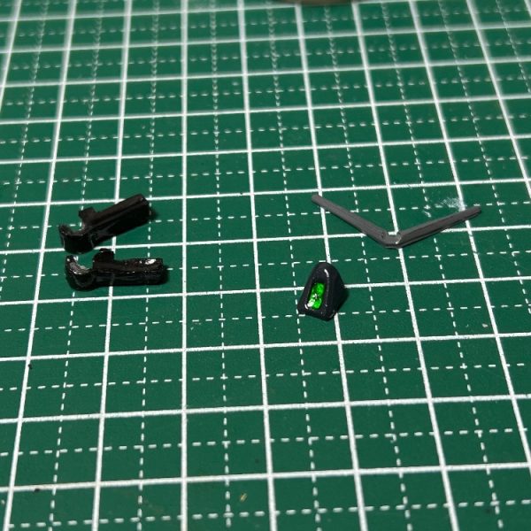 社会人になってプラモに手を出し始めた頃に製作した物を出してみると、劣化も激しく、股関節とcヒンジを折るわ、パーツも無かった為、元々思い入れも有り、リベンジ用で積んでいた同キットからレジンにて複製しました。