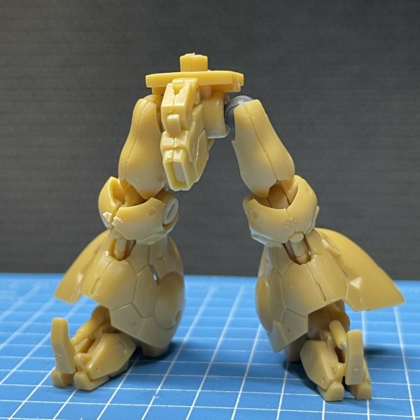 前後にシリンダーをまだ付けてませんが、関節機構ができました。二重関節✌️関節軸はダボをそのまま利用して、太ももフレームはランナーから成形。若干長くなってますが(調整レベル)、シルエットもキットと変わりないです。足元は整えるだけで十分なんで、シリンダーのインナーだけアルミ棒に変更してます。ヒザのシリンダーの組み入れがこれからの難所です。頭の中では出来上がってるんですが、現物合わせでうまくいくかどうか…です💪太ももウラのシリンダーは適当に付けます。（5枚目）