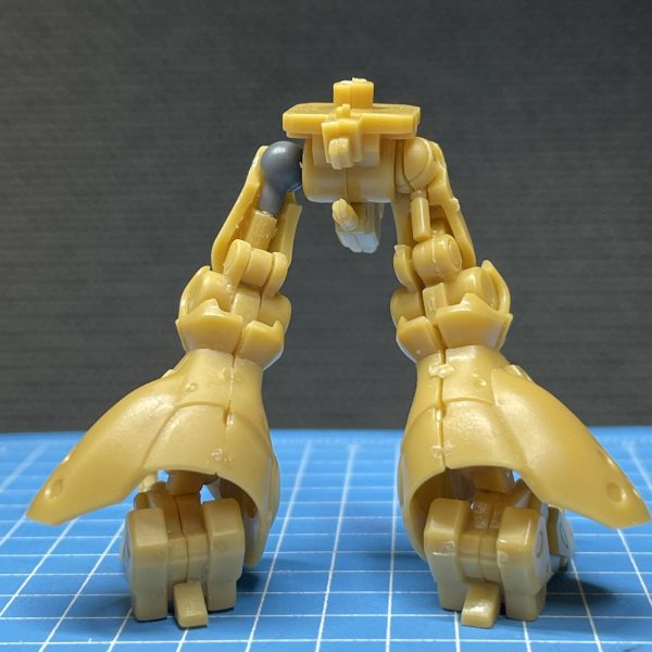 前後にシリンダーをまだ付けてませんが、関節機構ができました。二重関節✌️関節軸はダボをそのまま利用して、太ももフレームはランナーから成形。若干長くなってますが(調整レベル)、シルエットもキットと変わりないです。足元は整えるだけで十分なんで、シリンダーのインナーだけアルミ棒に変更してます。ヒザのシリンダーの組み入れがこれからの難所です。頭の中では出来上がってるんですが、現物合わせでうまくいくかどうか…です💪太ももウラのシリンダーは適当に付けます。（6枚目）