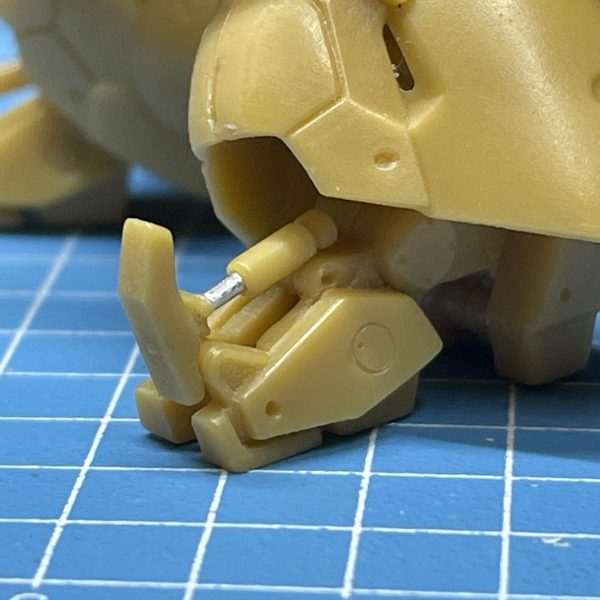 前後にシリンダーをまだ付けてませんが、関節機構ができました。二重関節✌️関節軸はダボをそのまま利用して、太ももフレームはランナーから成形。若干長くなってますが(調整レベル)、シルエットもキットと変わりないです。足元は整えるだけで十分なんで、シリンダーのインナーだけアルミ棒に変更してます。ヒザのシリンダーの組み入れがこれからの難所です。頭の中では出来上がってるんですが、現物合わせでうまくいくかどうか…です💪太ももウラのシリンダーは適当に付けます。（7枚目）