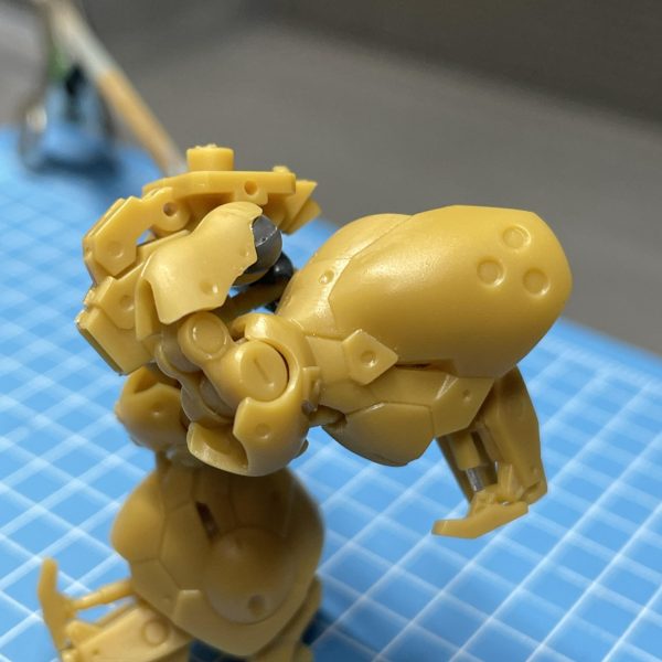前後にシリンダーをまだ付けてませんが、関節機構ができました。二重関節✌️関節軸はダボをそのまま利用して、太ももフレームはランナーから成形。若干長くなってますが(調整レベル)、シルエットもキットと変わりないです。足元は整えるだけで十分なんで、シリンダーのインナーだけアルミ棒に変更してます。ヒザのシリンダーの組み入れがこれからの難所です。頭の中では出来上がってるんですが、現物合わせでうまくいくかどうか…です💪太ももウラのシリンダーは適当に付けます。（2枚目）