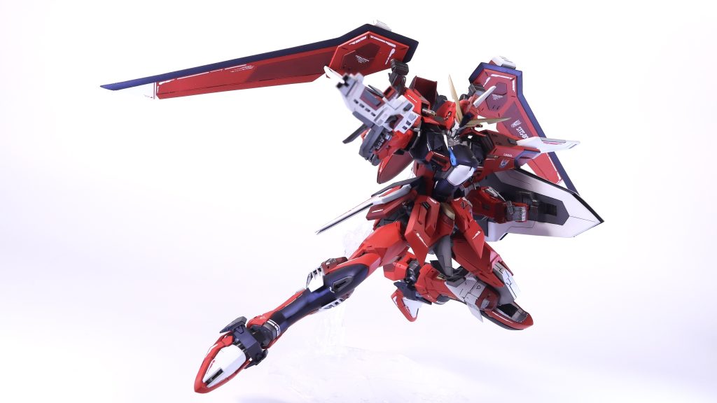 カラーリングに関してはMETAL BUILD参考に赤部分は2色で塗り分け。デカールの配置も同様です。フレームはインフィニットジャスティスをリスペクトして明るめのシルバーを選びました。