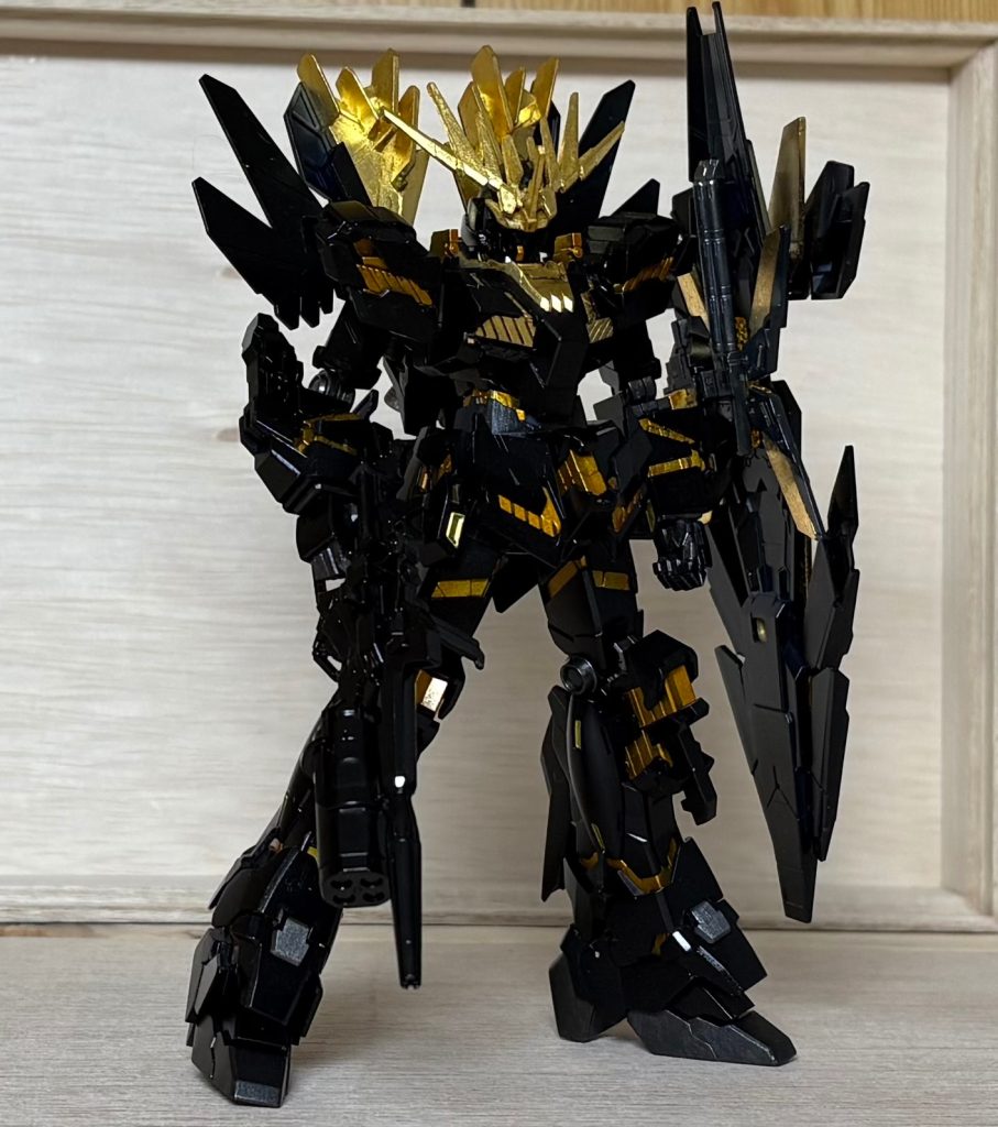 もう一回言っておきますが、このバンシーのツノと背中のヒレみたいなのが純金箔なんですよ(zaku-kao8)純金箔。&nbsp;
