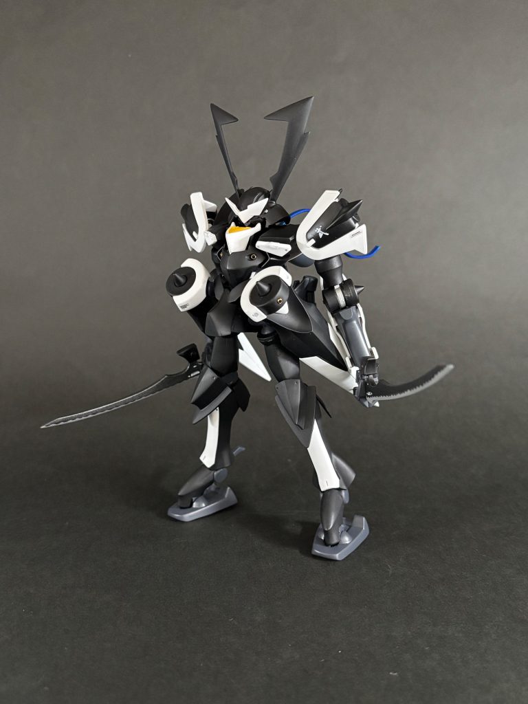 上半身メインにイジっています。頭は後方に下げて引き顎に。胸2mmくらい延長。肩アーマーは上方移動。上腕2mmカット。GNクローはベース5mmくらい延長して前だし。腰は前後可動つけてS時立ちできる様に。下半身はかかと幅詰めしたくらい。