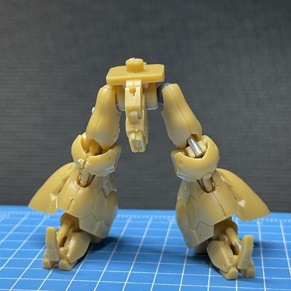 ヒザのシリンダーキットはアウターが太もも側ですが逆に取付けてます。結果的に可動範囲は、ヒザでシリンダーはそのまま、80度くらい。インナー伸びて95度くらいまでになります。インナーと太ももはネオジム磁石で繋がってます。仕上げまでどう処理できるか(ディテール入れ込めるか)、悩んでます。4本あるし…💧（5枚目）