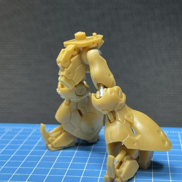ヒザのシリンダーキットはアウターが太もも側ですが逆に取付けてます。結果的に可動範囲は、ヒザでシリンダーはそのまま、80度くらい。インナー伸びて95度くらいまでになります。インナーと太ももはネオジム磁石で繋がってます。仕上げまでどう処理できるか(ディテール入れ込めるか)、悩んでます。4本あるし…💧（6枚目）