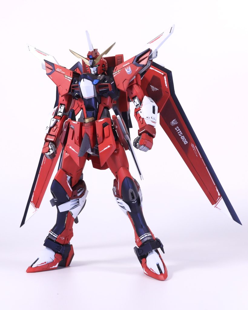 武装無し。2.0フリーダムのディテールを残せるところは残して、スクラッチしたパーツはそれに合わせて違和感のない形にアレンジしています。シルエットはインフィニット、ディテールは無印ジャスティスをリスペクトしています。