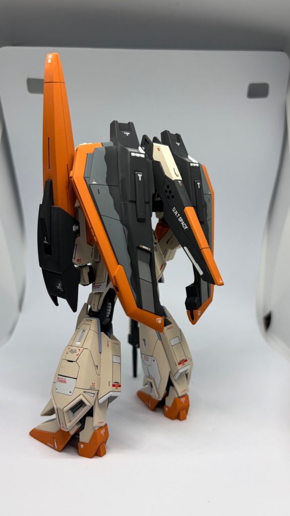 バックパックは戦闘機のF2の洋上迷彩に憧れて塗り分けをしてみました😊胴体とバックパックの接続パーツを適当なジャンクパーツに差し替えたので、肩周りの可動はしやすくなりました。&nbsp;