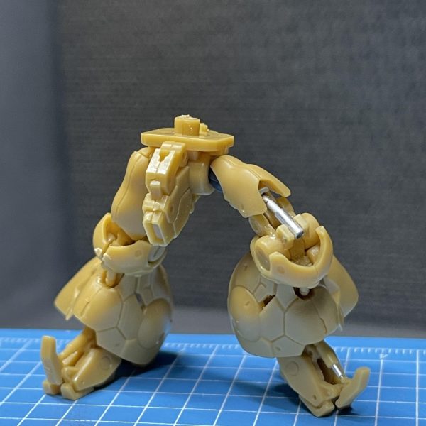 ヒザのシリンダーキットはアウターが太もも側ですが逆に取付けてます。結果的に可動範囲は、ヒザでシリンダーはそのまま、80度くらい。インナー伸びて95度くらいまでになります。インナーと太ももはネオジム磁石で繋がってます。仕上げまでどう処理できるか(ディテール入れ込めるか)、悩んでます。4本あるし…💧（7枚目）