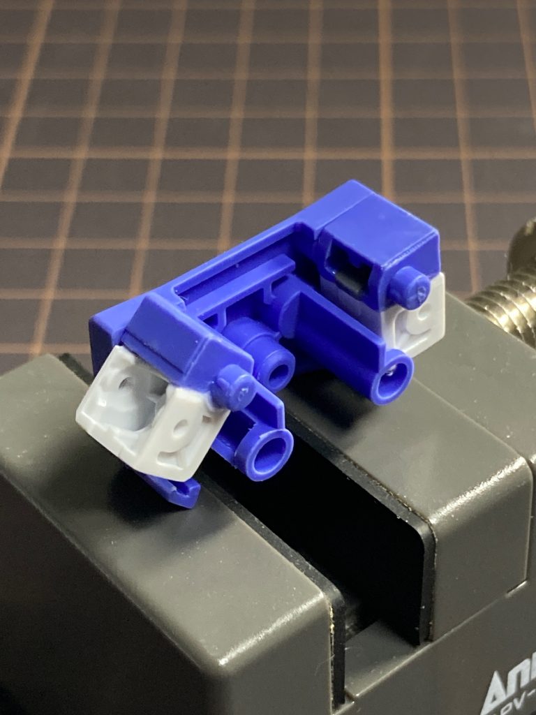 腕部の接続にはEGガンダムの肩関節からボールジョイントの受けを拝借しました。まさか三作目で関節をいじるなんて思いもしませんでした。