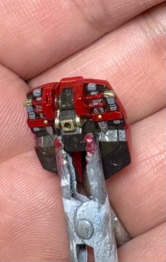 SCさんとは同級生でした(zaku-kao8)穏やかで素敵なおじさんでした。アタシみたいにガシャガシャ喋らないし、なるほどあの細かい塗り分けをするには、これくらいの物静かな大人じゃないといけないんだなぁと思いました(zaku-kao4)アタシも少し見習っていきたいと思いながら塗装しました(zaku-kao8)展示してた完成品の商品を見ながらSCさんと猩々さんが論評してたのを聞いてたんですが、物静かにアイスピックで急所を交互に刺すようなコメント（悪口ではないんです）の応酬でした(zaku-kao4)恐怖体験でした。