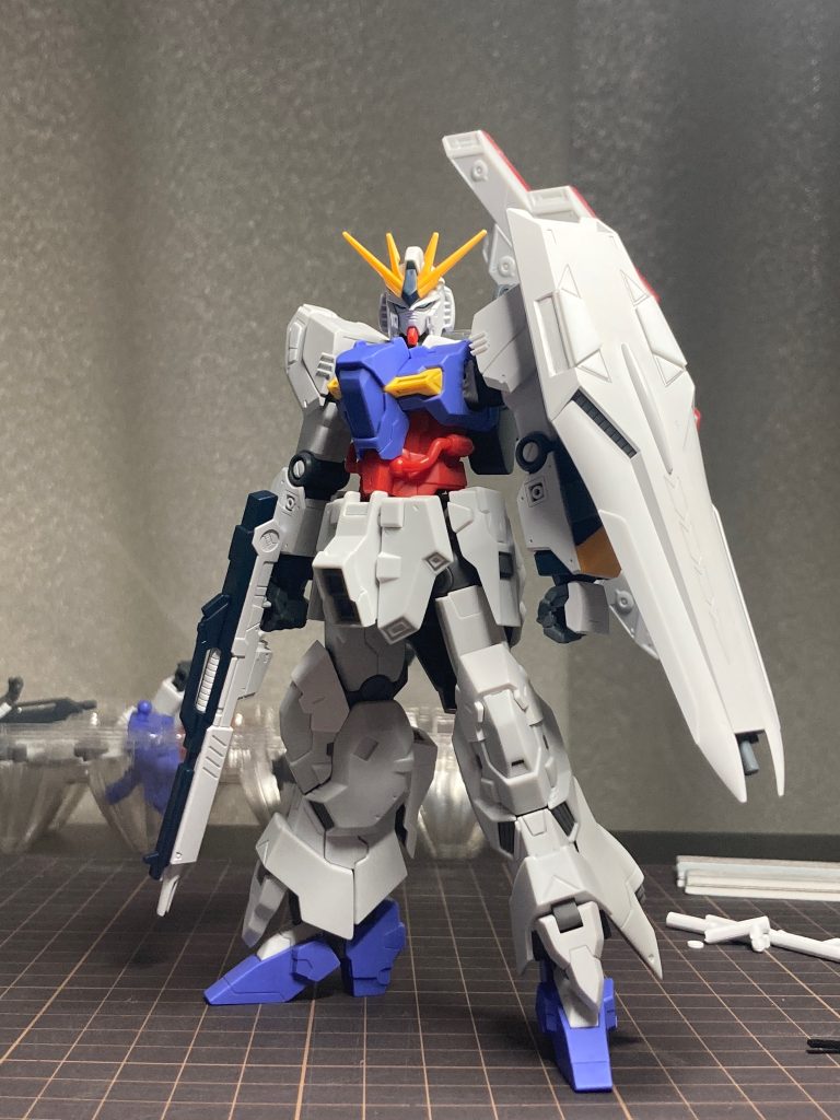 そんなこんなで工作完了、塗装前の状態です。プレーンなνガンダムのパーツにはオリジナルのディテールを追加し、ディテール多めのムーンガンダムと統一感を持たせました。個人的に肩の三本フィンがお気に入りです。シールドは失敗しました。最後まで見ていただきありがとうございました。