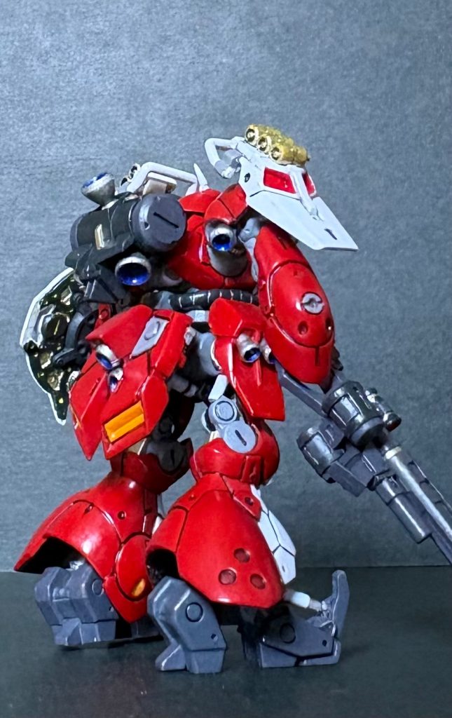 やっぱり白の筆塗りがしんどかったですね(zaku-kao4)パーツ洗わないし、サフも吹かないですから...厚塗りを前提にしてディテールをしっかり彫り直すというのがアタシに出来ることですね(zaku-kao8)
