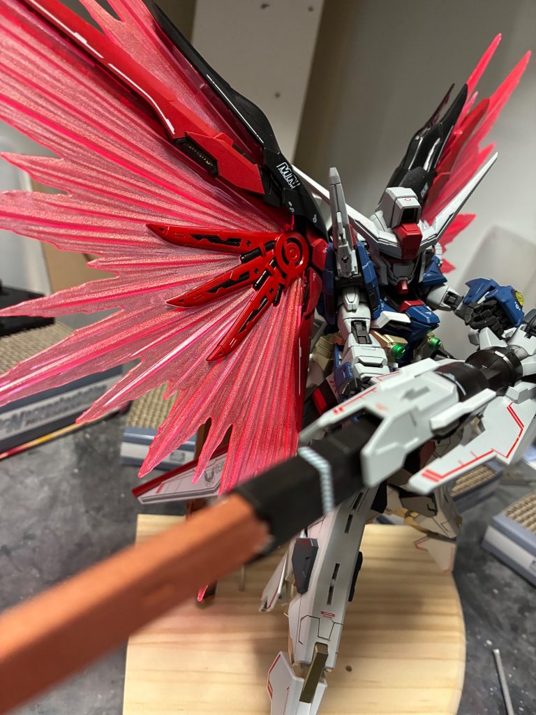 サイズが違うのでHGディステニーSPECⅡの様なポージングは出来ません。ゼウスシルエットのグリップを握るのは難しいので、それっぽい感じで😓