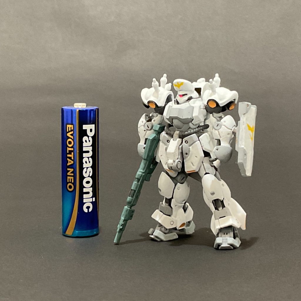 ガンダムアッセンブルカラー（アクリジョン）のライトグレーを下地に水性ホビーカラーのエアリアルホワイトなどで筆塗り塗装しました。厚塗り気味になってしまい塗膜のネトネト感で残念な仕上がりになりました。ツヤ消しトップコートを吹いてもごまかせません。その代わりに比較用の単3乾電池は高級志向でパナソニックのエボルタNEOを使っています！←力の入れどころが間違ってる