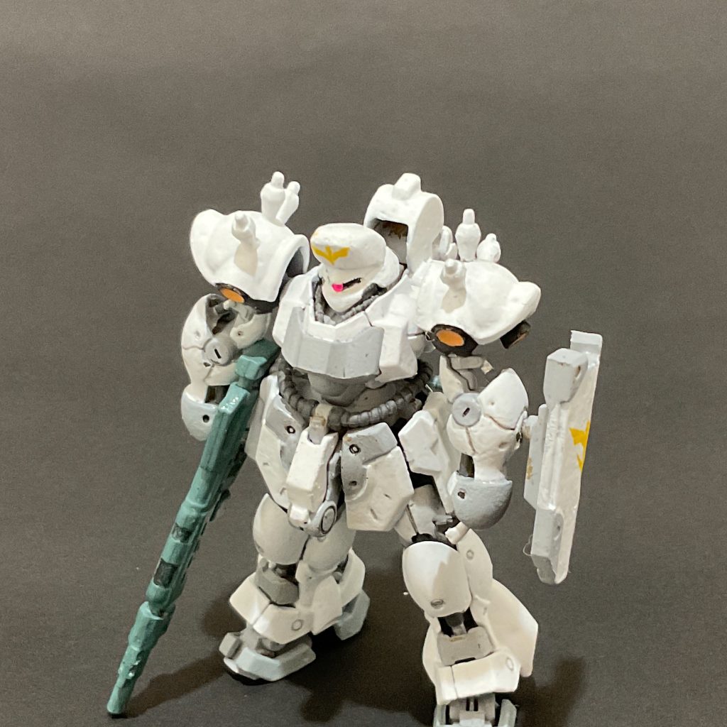 頭部はキットをベースにエポパテを盛ったりアゴの加工（もっとシャープにできればよかった）などでサイコ・ドーガっぽくしました。額のネオジオン章は黄色い水転写デカールを切り貼りしています。あんまり見んといてください（笑）