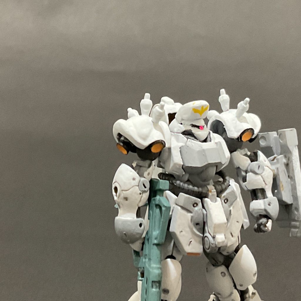 腕は左右とも左腕のパーツです（キットを2個使いました）。肩アーマーのスパイクを切り落とし、縁の尖ったところをヤスっています。キット付属のシュツルムファウストの持ち手をファンネルに見立てて肩に接着していますが、シュツルムファウストなんでしょうか、ファーストなんでしょうか、ファストなんでしょうか。シュツルムなんでしょうか、シュトゥルムなんでしょうか。考えだしたら8時間しか眠れない・・・