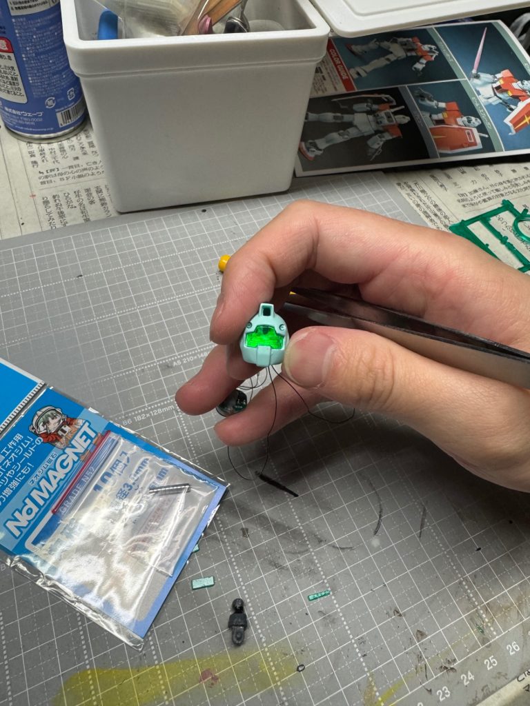 LED発光テストの時の写真です。Bit Trade Oneさんの磁気スイッチ付LEDモジュールを使っています。LEDの光を拡散させないとバイザーのようにならないので少し苦労しました。