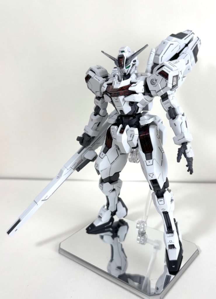 斜め正面白は塗装しておらず艶消しトップコートのみなのですが、キャリバーンの白のプラの素材？ってそれまでのシリーズよりなんかいい気がします？色合いがいいなーと思いました(zaku-kao6)語彙力なくてすみません笑
