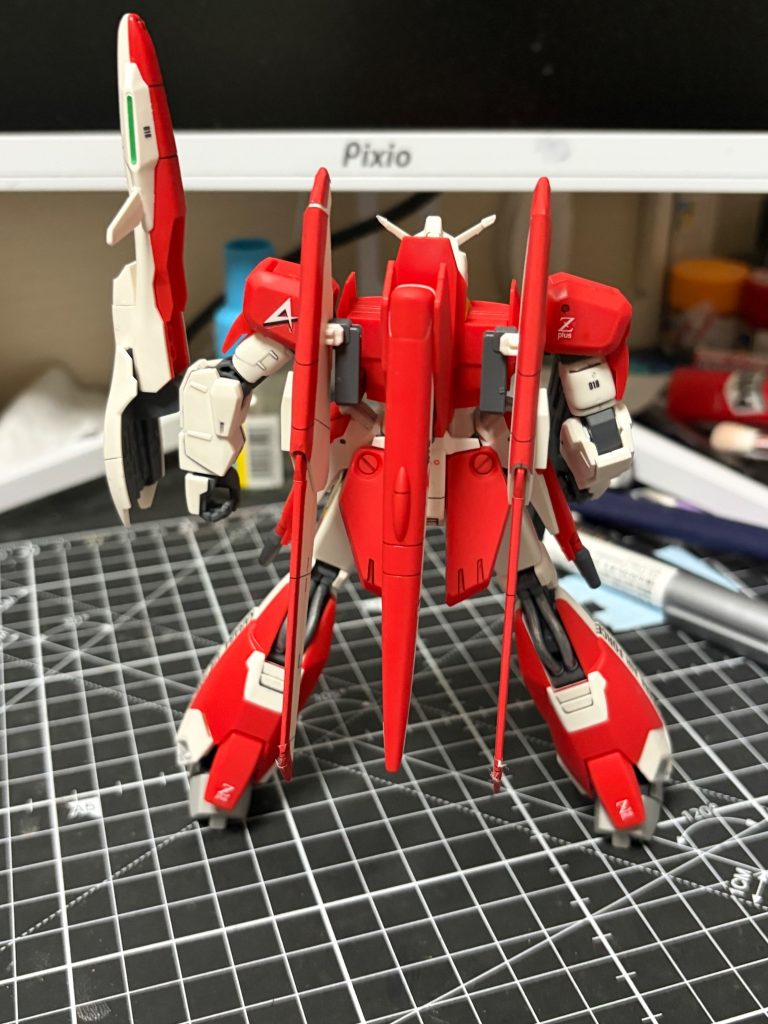 前と後ろと横専用のデカールを貼ってます